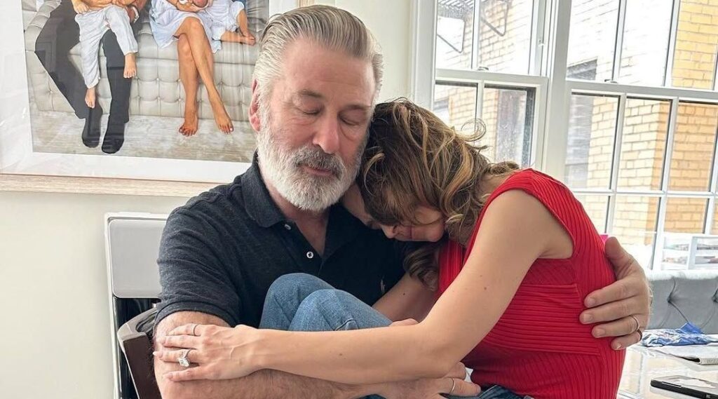 Esposa de Alec Baldwin diz que temia pela vida durante julgamento de "Rust"