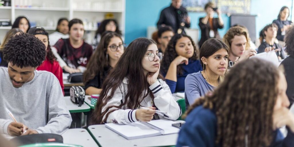 Rede de cursinhos populares dará bolsa de R$ 200 a estudantes