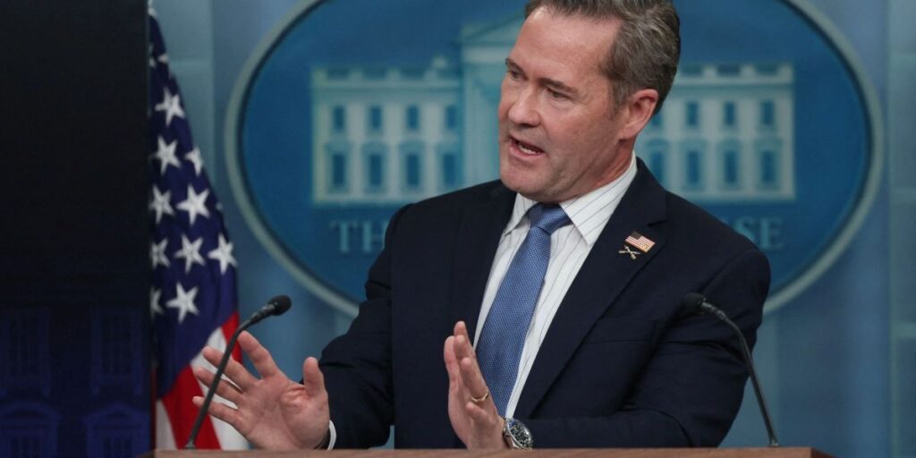 Conselheiro de Trump indica apoio a nova liderança na Ucrânia