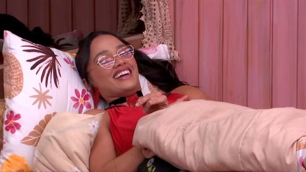 BBB25: Eva ironiza sobre ter grupo com Aline e Vinícius fora do reality