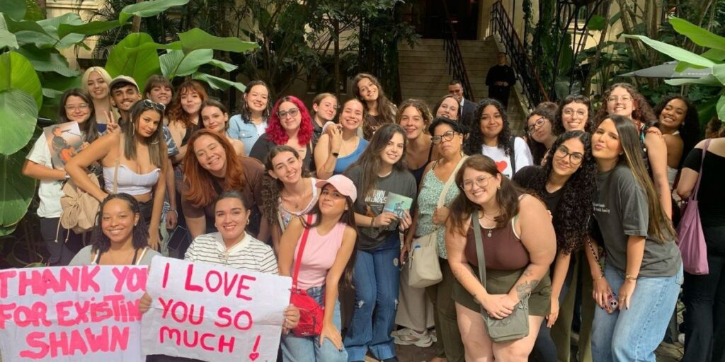 Após Lolla, fãs ficam na frente de hotel na expectativa de ver Shawn Mendes