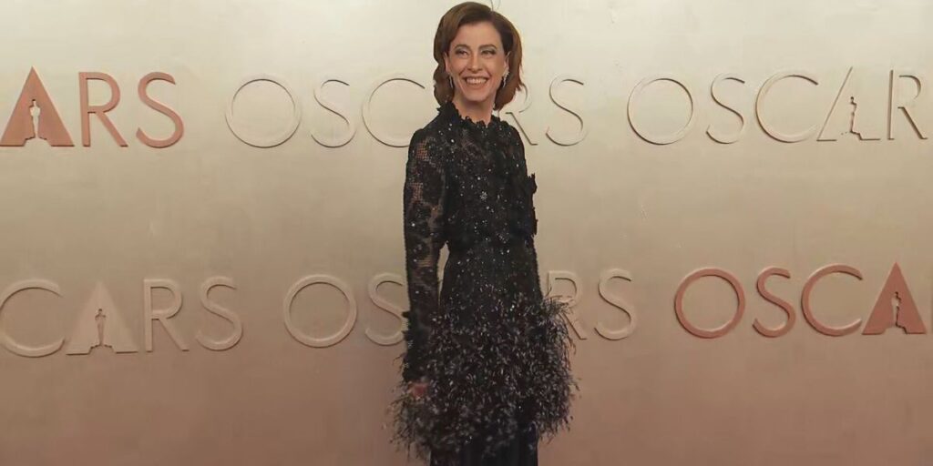 Fernanda Torres chega ao tapete vermelho do Oscar; veja fotos