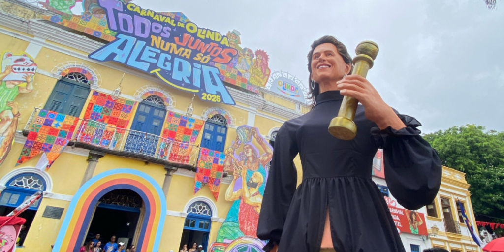 Fernanda Torres "agradece de joelhos" por homenagem com boneco de Olinda