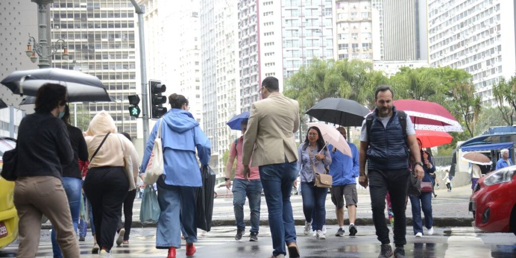 Último fim de semana do verão será de chuva e menos calor no Sudeste