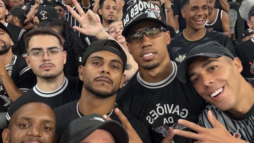 Zagueiro do Arsenal assiste final do Paulistão em organizada do Corinthians