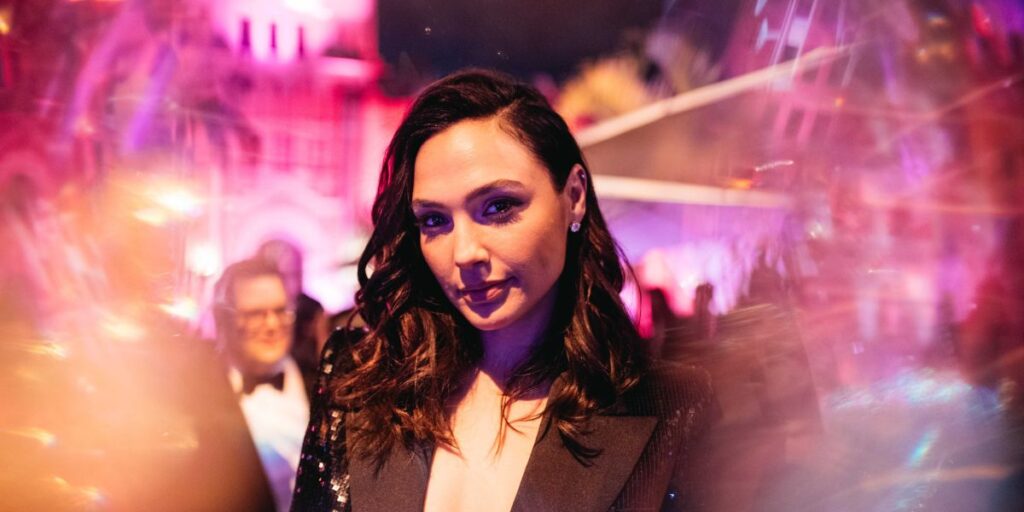 Às vésperas de "Branca de Neve", Gal Gadot ganha estrela na Calçada da Fama