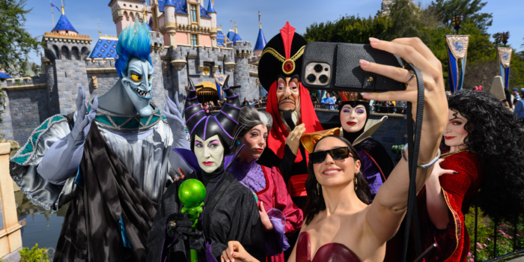 Na Disney, Gal Gadot posa com vilões e fãs vestidas de Rainha Má; veja