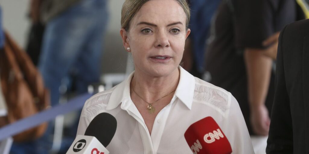 Gleisi fala em definir "linha política" para escolher novo comando do PT