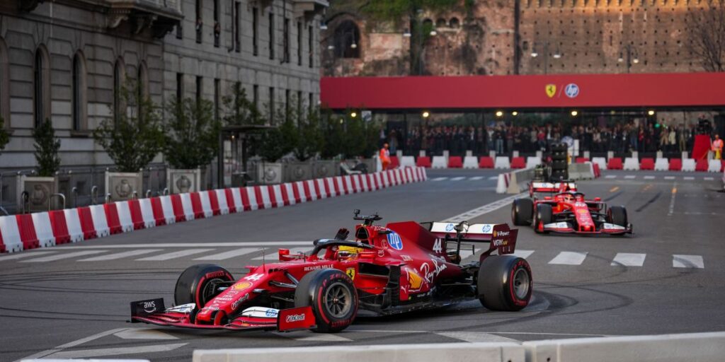 Hamilton e Leclerc dão show para torcedores da Ferrari antes de estreia