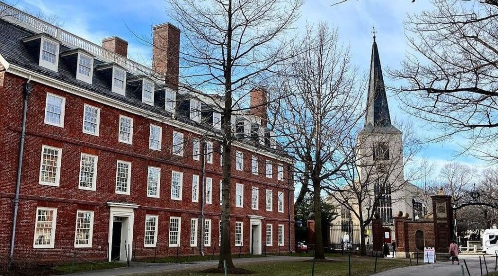 EUA vão revisar contratos federais e subsídios para Harvard, diz governo