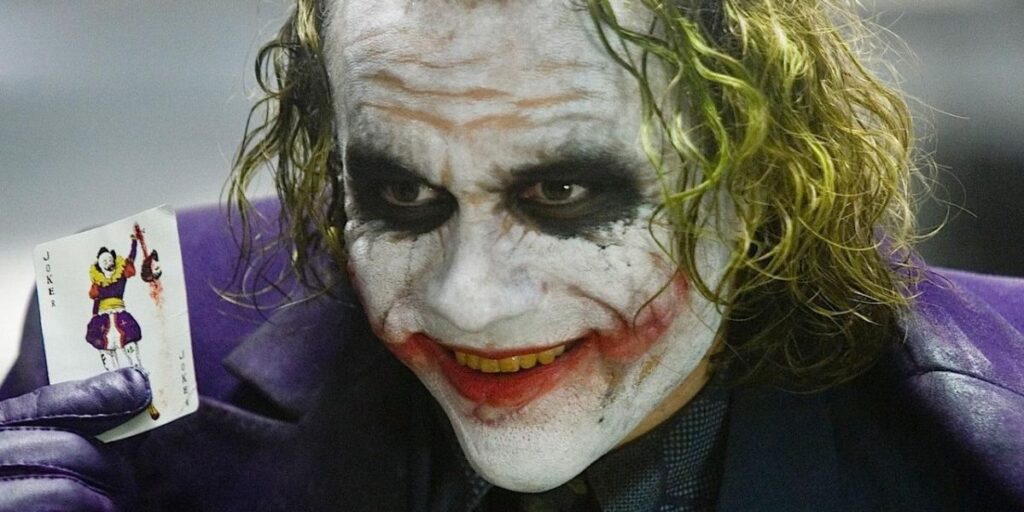 Michael Caine relembra atuação de Heath Ledger em “Batman”: “assustador”