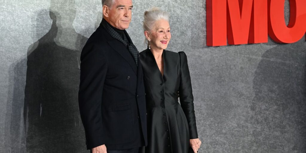 Helen Mirren critica franquia James Bond por "profundo sexismo"; entenda
