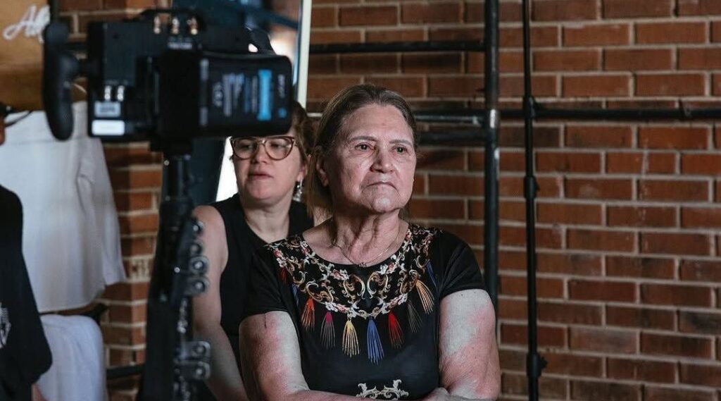 Zezé Di Camargo mostra mãe pela primeira vez nos bastidores de gravação