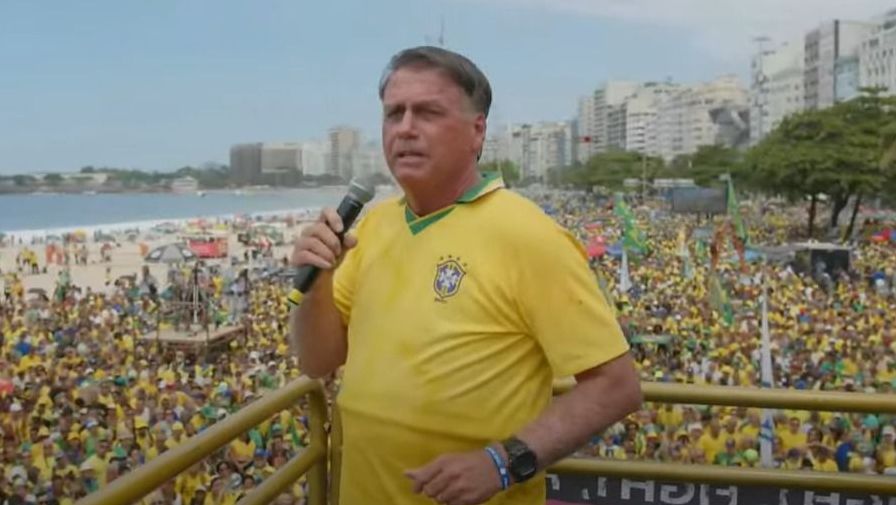 Bolsonaro usa colete à prova de balas em ato por anistia no Rio de Janeiro