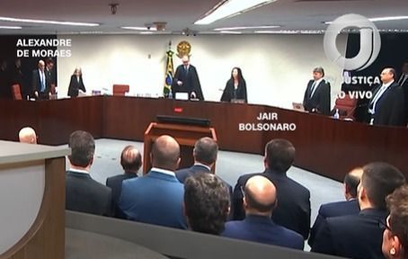 Veja momento em que Bolsonaro e Moraes ficam frente a frente em julgamento