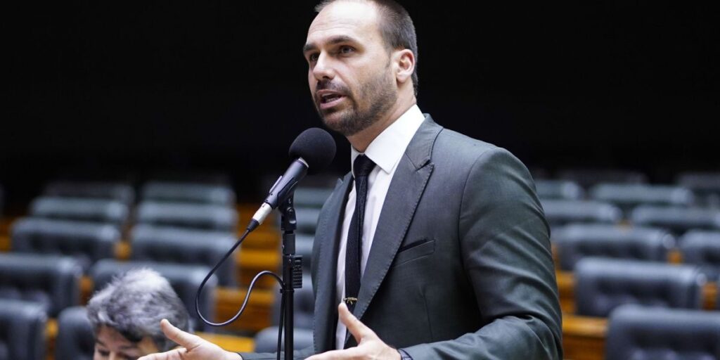 Brasil não é lugar seguro para fazer oposição, diz Eduardo