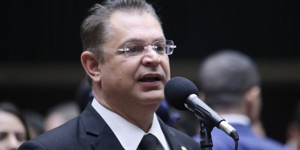 Deputado cita caso do batom no STF para pedir revisão de prisões do 8/1