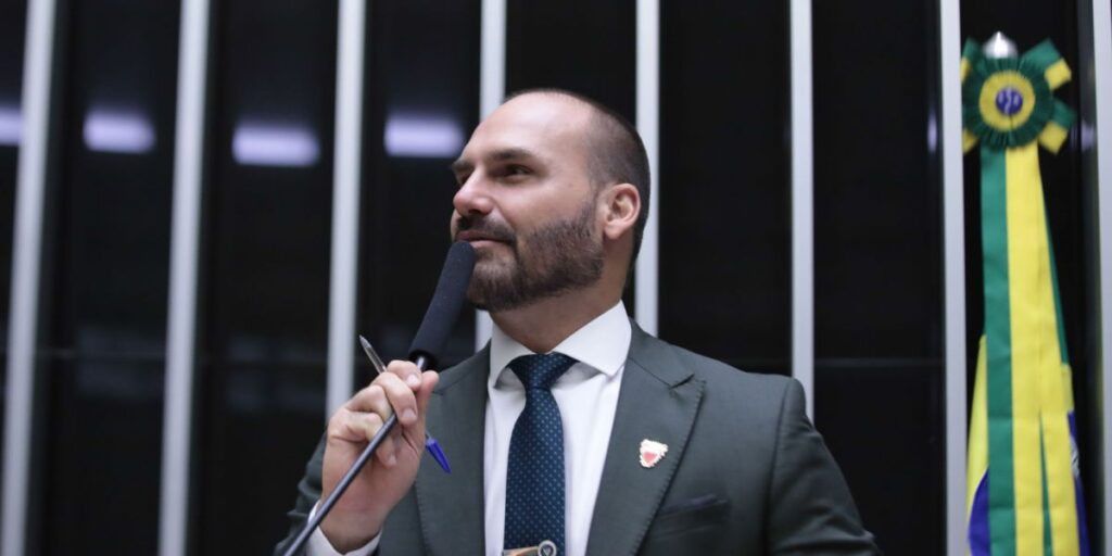 Eduardo Bolsonaro ainda não oficializou pedido de licença do mandato