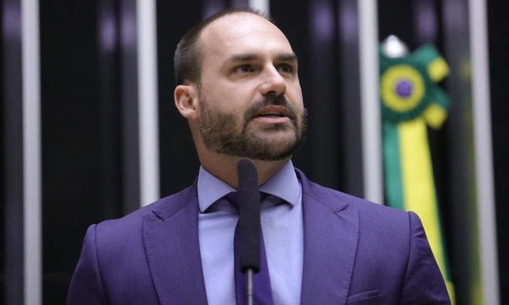 Solução vai vir dos EUA para resgatar liberdades no Brasil, diz Eduardo