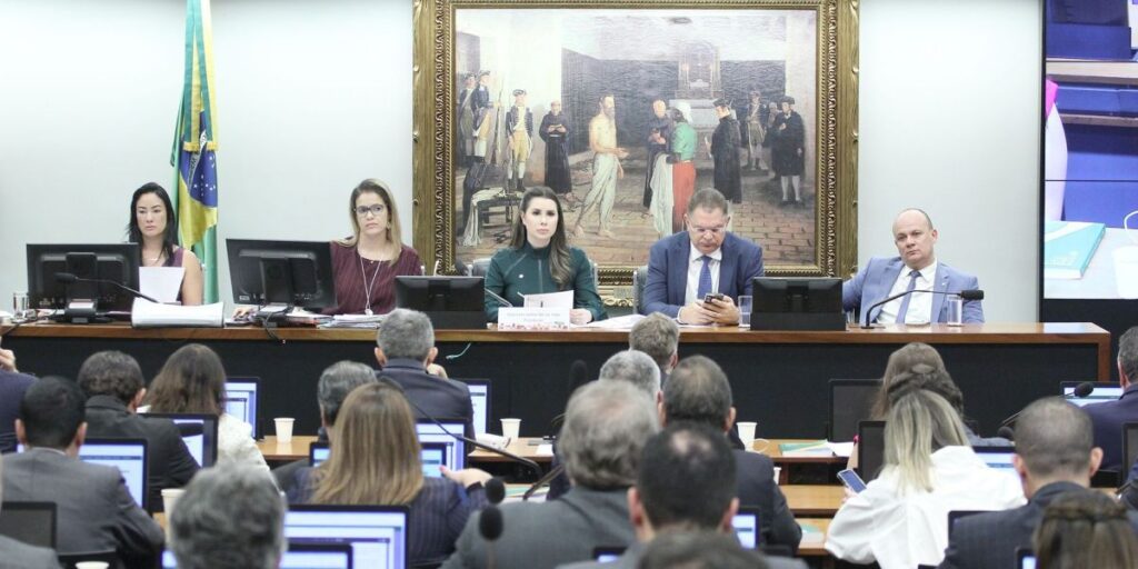 Câmara retoma debate sobre comando de comissões nesta terça (18)