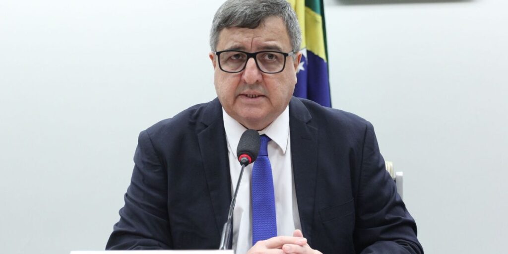 Deputado do Centrão se lança para o TCU e embola disputa em 2026