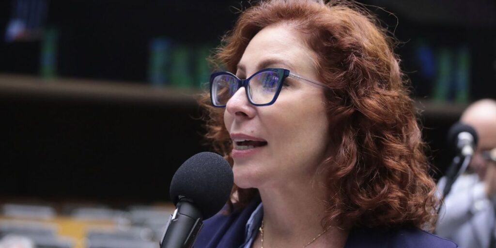 PL aposta em análise de cassação de Zambelli na Câmara só em 2026