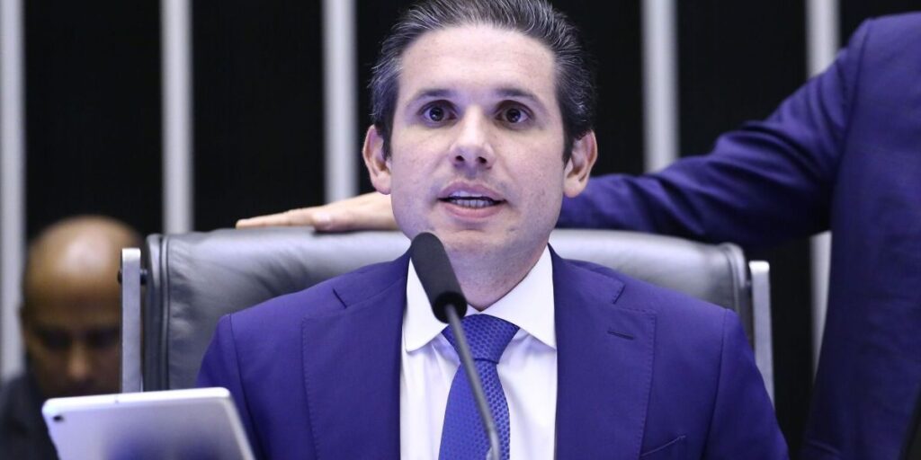 Democracia é "princípio básico" e "inegociável", diz Hugo Motta