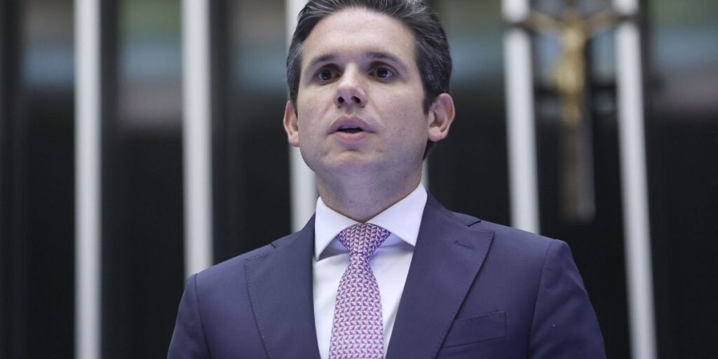 Hugo definirá relator e tramitação de isenção do IR após viagem com Lula