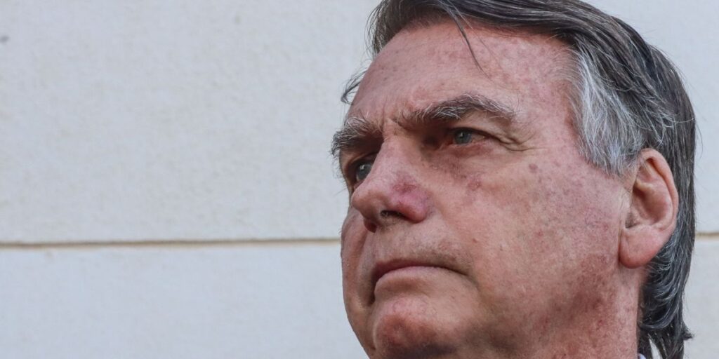 Bolsonaro resistiu à decisão de Eduardo de permanecer nos EUA