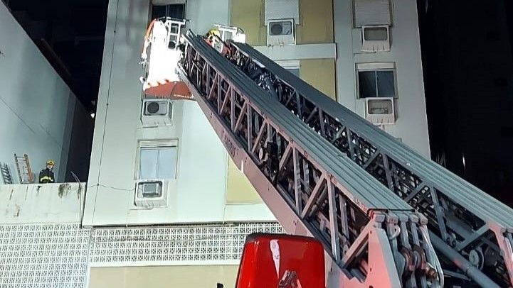 Mulher fica pendurada em janela durante incêndio em Balneário Camboriú (SC)