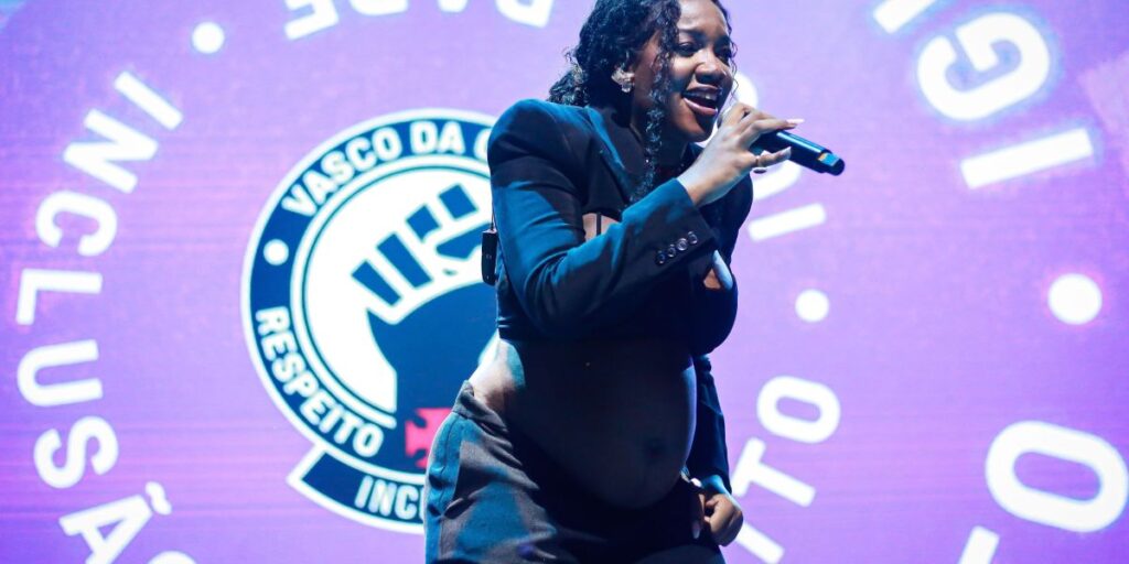 Torcedora ilustre do Vasco, cantora Iza faz tatuagem do clube; veja