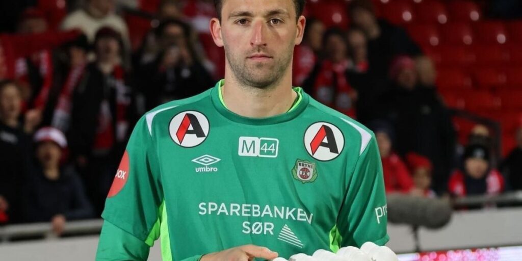 Goleiro ganha caixas de ovos após ser eleito melhor em campo na Noruega
