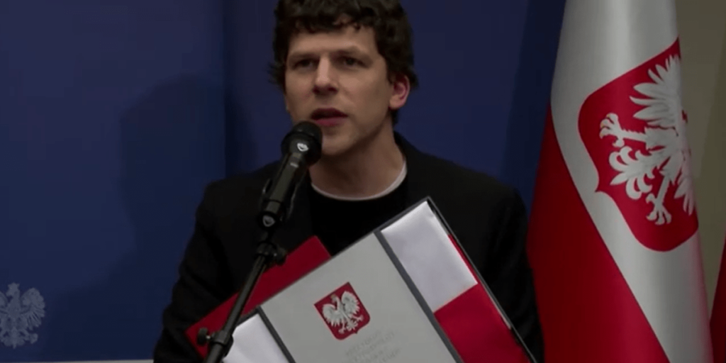 Jesse Eisenberg recebe cidadania polonesa após "A Verdadeira Dor": "Honra"