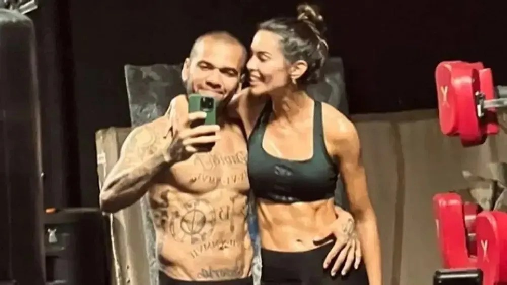 Esposa de Daniel Alves cita ataques e manda recado: "Morder a língua"