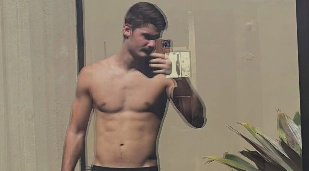 Filho de Fábio Assunção posa sem camisa e web reage: "Multiplica, senhor"