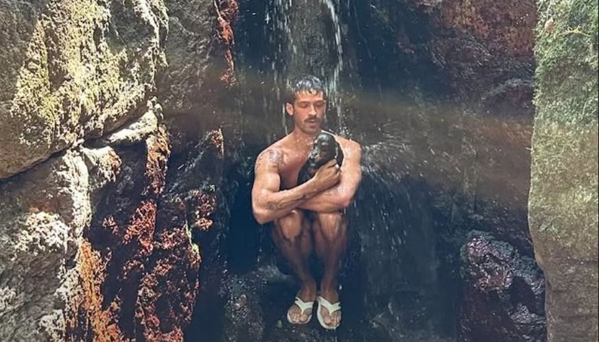 João Guilherme vai em cachoeira com cachorro que adotou com Marquezine