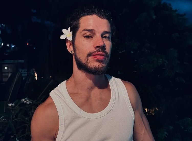 José Loreto publica fotos em que aparece sem roupas em hotel de Viena