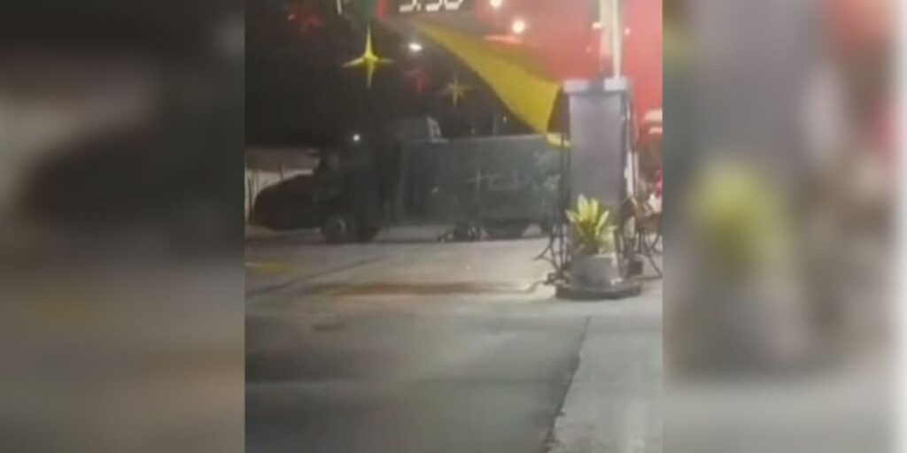 Vídeo: Homem picha 'Caveirão' da PM com sigla de facção e foge no RJ