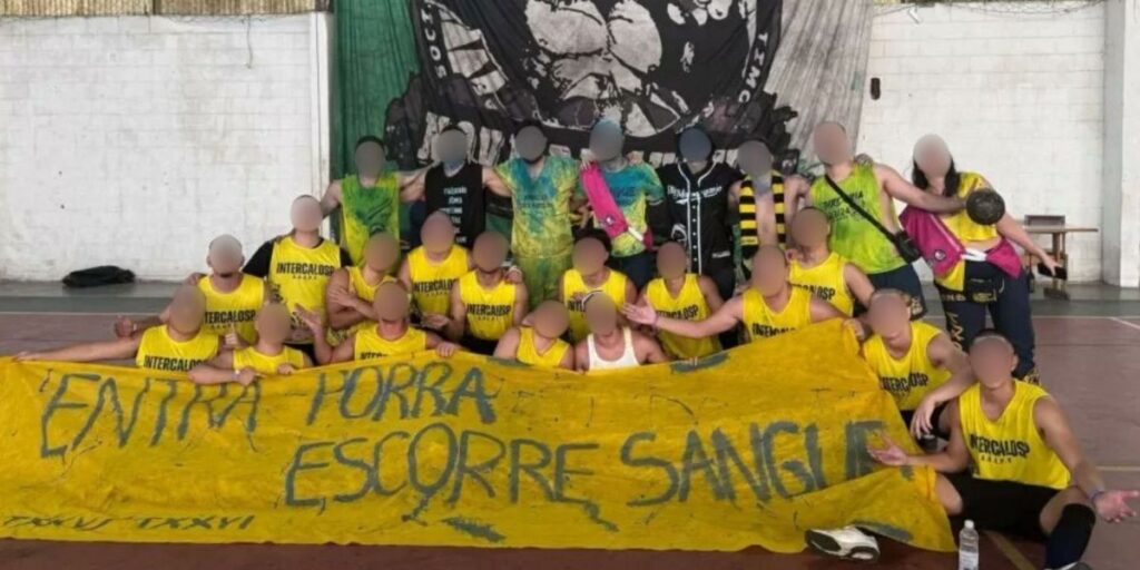 SP: Alunos de medicina fazem foto segurando bandeira com alusão a estupro