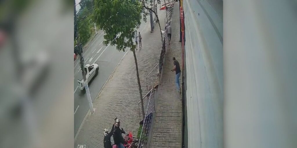 Vídeo: CAC reage a tentativa de assalto e é baleado por criminosos