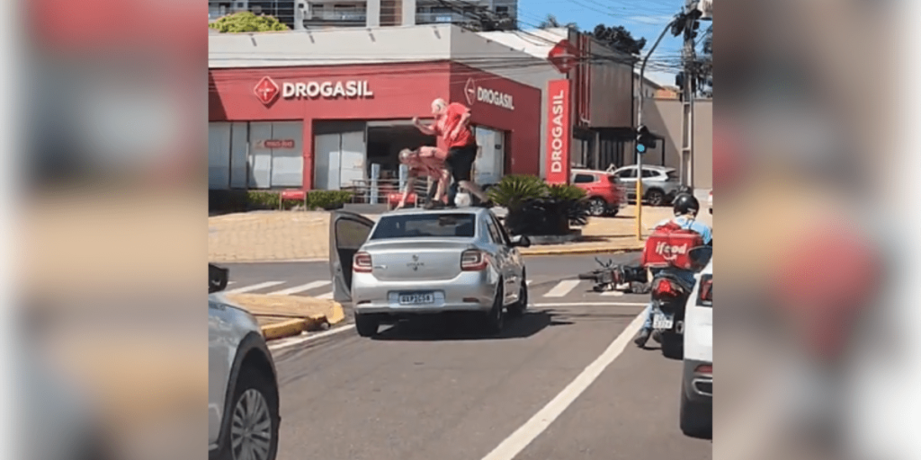 Briga de trânsito: motorista e motoqueiro trocam socos no interior de SP
