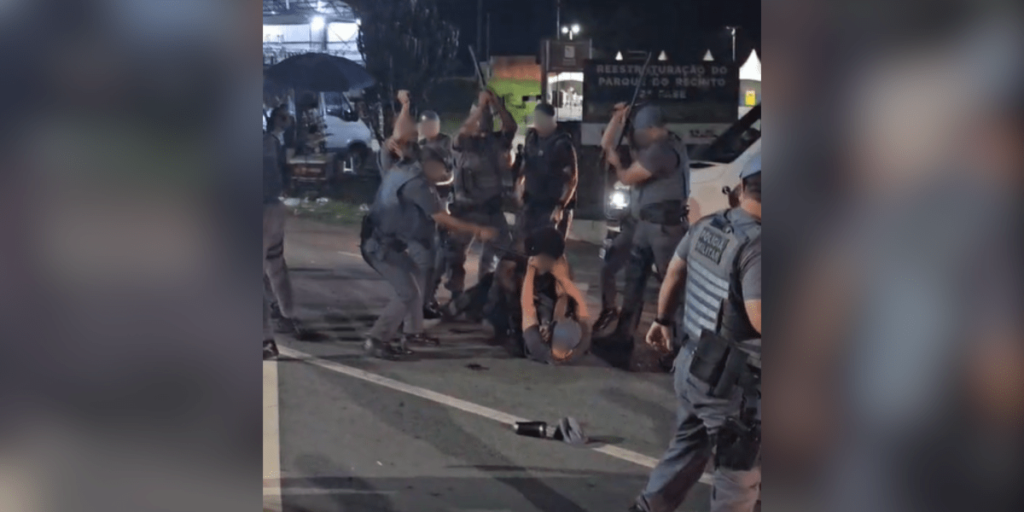 Vídeo: PMs e foliões entram em confronto em Carnaval do interior de SP