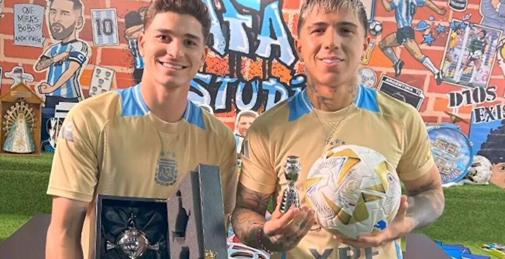 Conmebol presenteia jogadores da Argentina com itens históricos; veja
