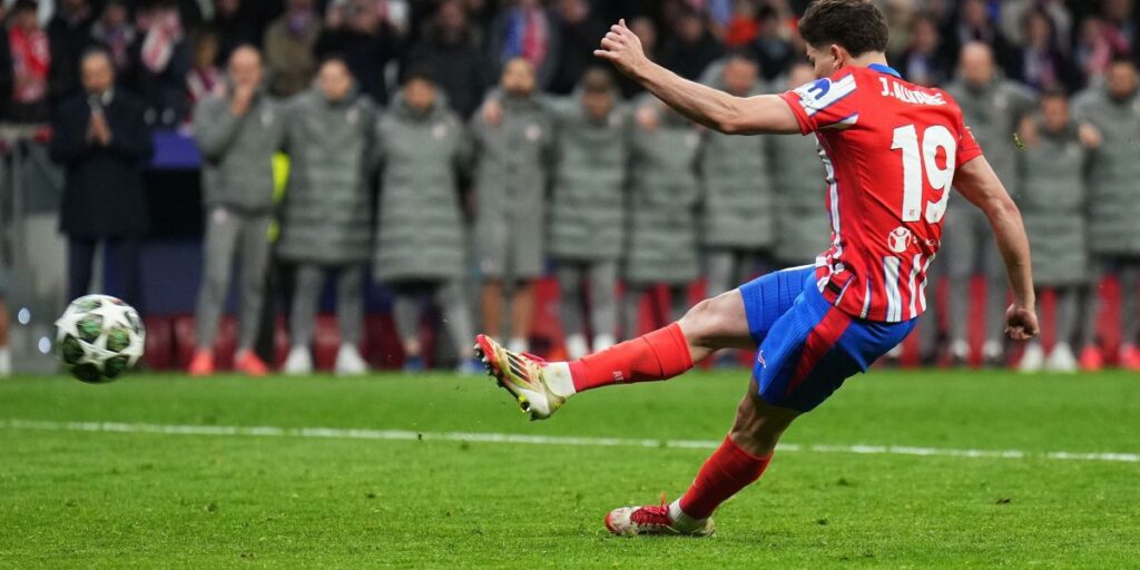 Álvarez fala sobre pênalti polêmico na Champions: “Vi o lance mil vezes”