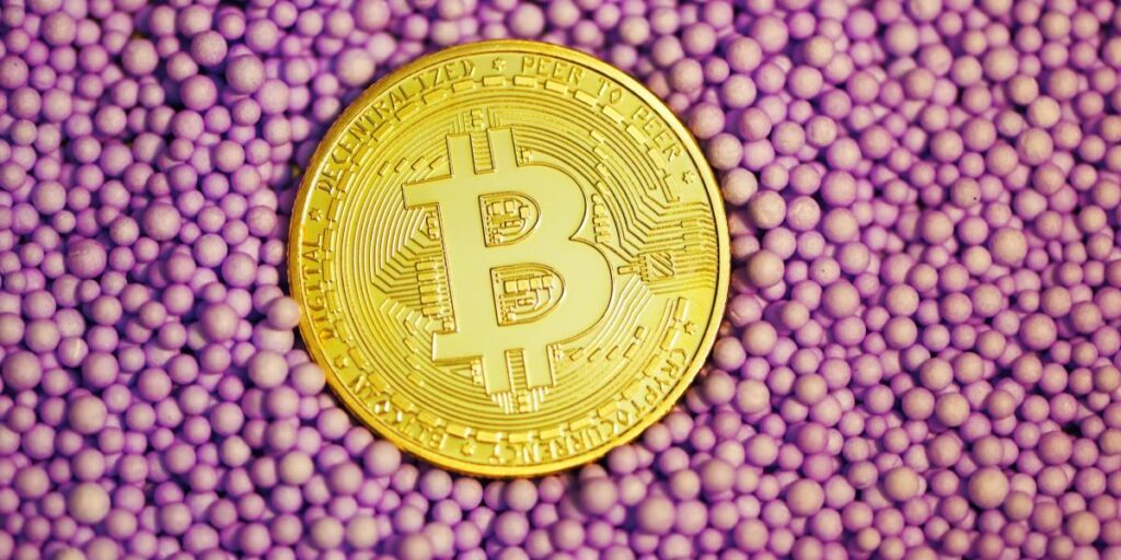 Criptos caem após disparada com anúncio de Trump sobre reserva estratégica