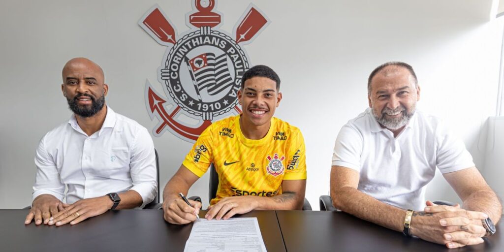 Corinthians renova com goleiro e estipula multa de mais de R$ 300 milhões