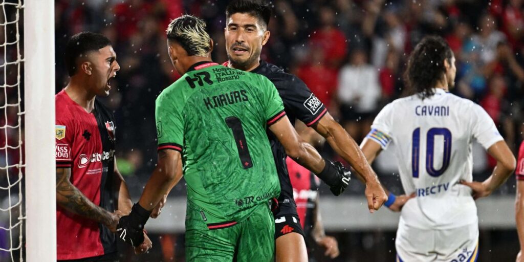 Duelo de Champions: Keylor Navas pega pênalti de Cavani em Newell's x Boca