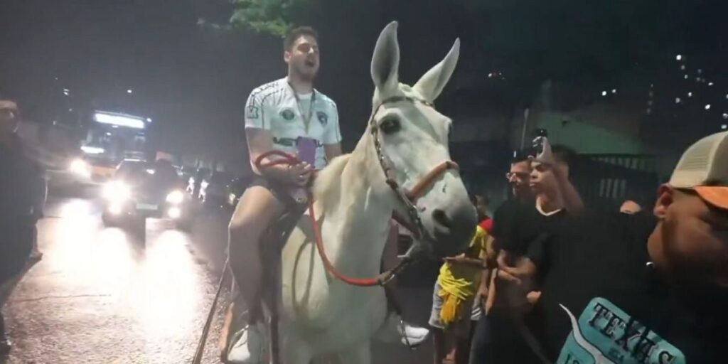 Jon Vlogs chega montado em mula para jogo da Kings League Brazil
