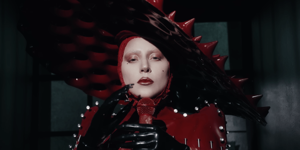 Lady Gaga diz que não se considera uma artista drag: "Não faço isso"