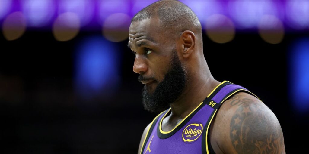 LeBron James dá vitória aos Lakers com cesta no último segundo